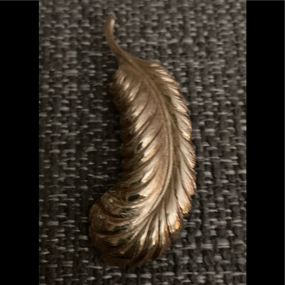 Taylord Vintage 12K Gold Filled Leaf Brooch - Picture 3 of 6